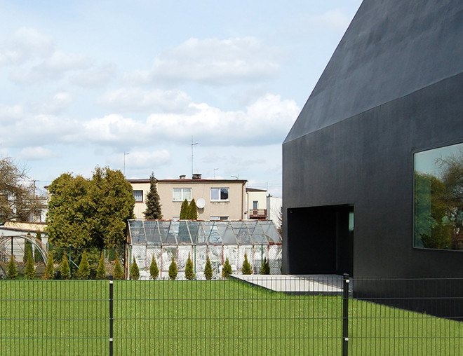 House in Lubliniec 2, Dyrda Fikus Architekci, sculptural architecture, dark exterior, polyurethane facade, residential architecture, family home, skylights, daylit house