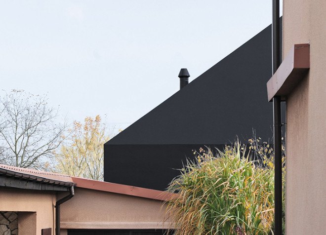 House in Lubliniec 2, Dyrda Fikus Architekci, sculptural architecture, dark exterior, polyurethane facade, residential architecture, family home, skylights, daylit house