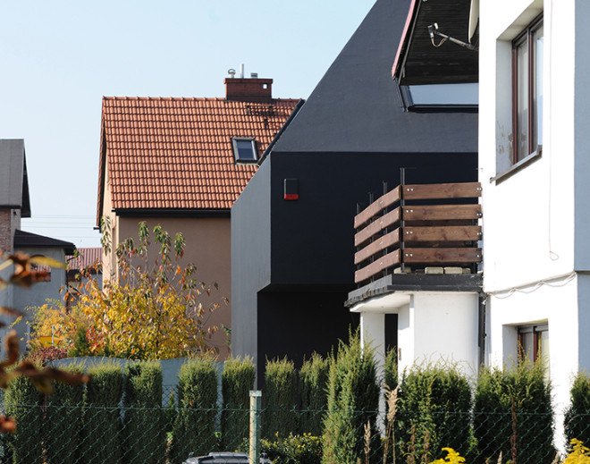House in Lubliniec 2, Dyrda Fikus Architekci, sculptural architecture, dark exterior, polyurethane facade, residential architecture, family home, skylights, daylit house