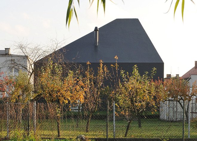 House in Lubliniec 2, Dyrda Fikus Architekci, sculptural architecture, dark exterior, polyurethane facade, residential architecture, family home, skylights, daylit house