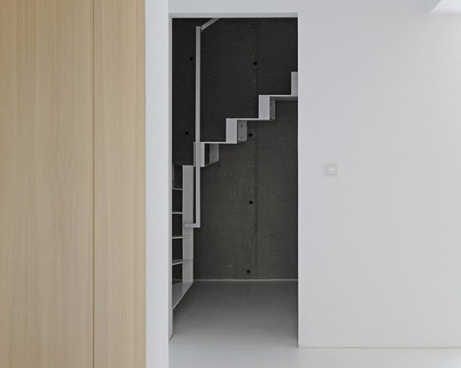 House in Lubliniec 2, Dyrda Fikus Architekci, sculptural architecture, dark exterior, polyurethane facade, residential architecture, family home, skylights, daylit house