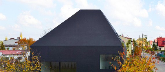 House in Lubliniec 2, Dyrda Fikus Architekci, sculptural architecture, dark exterior, polyurethane facade, residential architecture, family home, skylights, daylit house