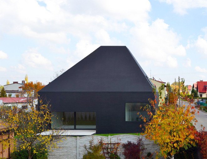 House in Lubliniec 2, Dyrda Fikus Architekci, sculptural architecture, dark exterior, polyurethane facade, residential architecture, family home, skylights, daylit house