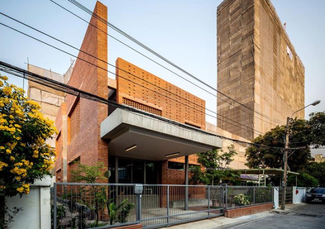 green design, eco design, sustainable design, Jun Sekino, Ngamwongman House, brickwork, brick screen, brick sunshade, perforated brick, Bangkok