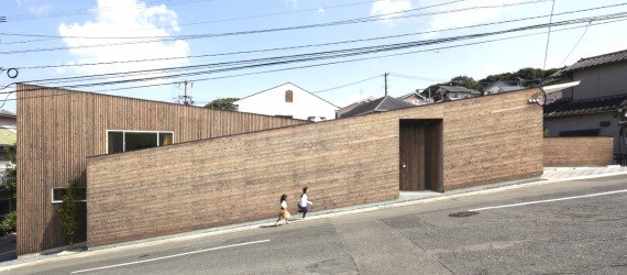 N House, N House by Roote, Roote, difficult terrain, difficult site, challenging plot of land, challenging site, timber clad architecture, timber, floor to ceiling glass doors, outdoor patio, children’s play space, Fukuoka, Japanese architecture,
