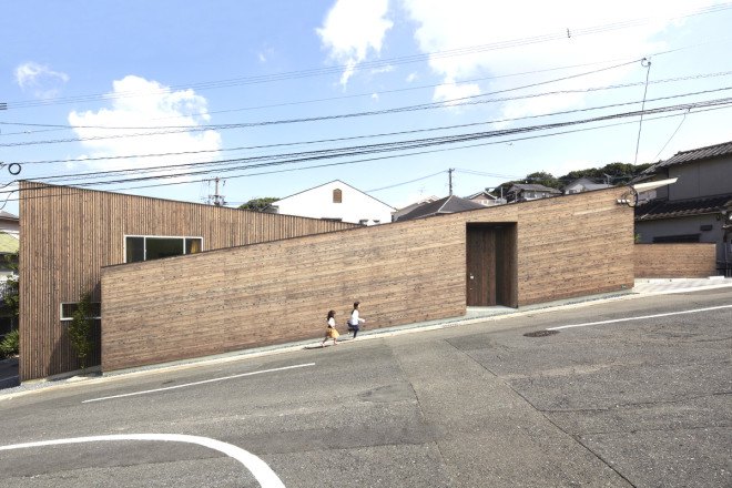 N House, N House by Roote, Roote, difficult terrain, difficult site, challenging plot of land, challenging site, timber clad architecture, timber, floor to ceiling glass doors, outdoor patio, children’s play space, Fukuoka, Japanese architecture,