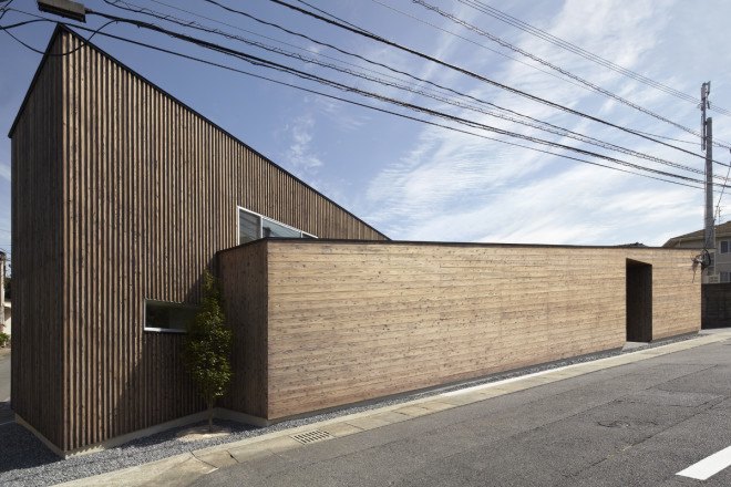 N House, N House by Roote, Roote, difficult terrain, difficult site, challenging plot of land, challenging site, timber clad architecture, timber, floor to ceiling glass doors, outdoor patio, children’s play space, Fukuoka, Japanese architecture,