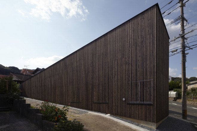 N House, N House by Roote, Roote, difficult terrain, difficult site, challenging plot of land, challenging site, timber clad architecture, timber, floor to ceiling glass doors, outdoor patio, children’s play space, Fukuoka, Japanese architecture,