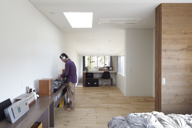 N House, N House by Roote, Roote, difficult terrain, difficult site, challenging plot of land, challenging site, timber clad architecture, timber, floor to ceiling glass doors, outdoor patio, children’s play space, Fukuoka, Japanese architecture,