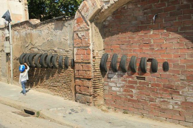 Pneumàtic, reused tires, salvaged tires, artwork, barcelona, barcelona art installation, OOSS, Iago Buceta, and Mateu Targa, Ús Barcelona, urban art, street festivals, barcelona street art, repurposed tires, tire art,