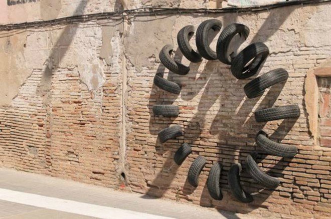 Pneumàtic, reused tires, salvaged tires, artwork, barcelona, barcelona art installation, OOSS, Iago Buceta, and Mateu Targa, Ús Barcelona, urban art, street festivals, barcelona street art, repurposed tires, tire art,