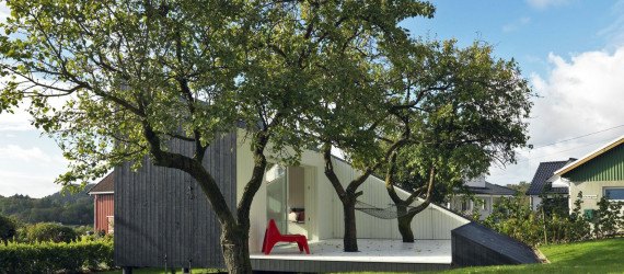 The Slice, Saunders Architecture, Todd Saunders, Norway, Scandinavian design, Canadian architect, tiny home, tiny cabin, minimalist, monochrome, backyard studio, deck, triangular building, triangle, guest house,