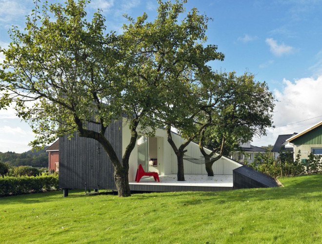 The Slice, Saunders Architecture, Todd Saunders, Norway, Scandinavian design, Canadian architect, tiny home, tiny cabin, minimalist, monochrome, backyard studio, deck, triangular building, triangle, guest house,