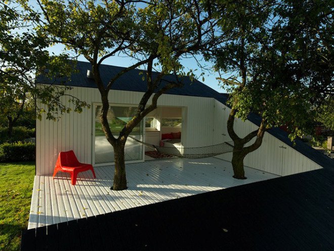 The Slice, Saunders Architecture, Todd Saunders, Norway, Scandinavian design, Canadian architect, tiny home, tiny cabin, minimalist, monochrome, backyard studio, deck, triangular building, triangle, guest house,