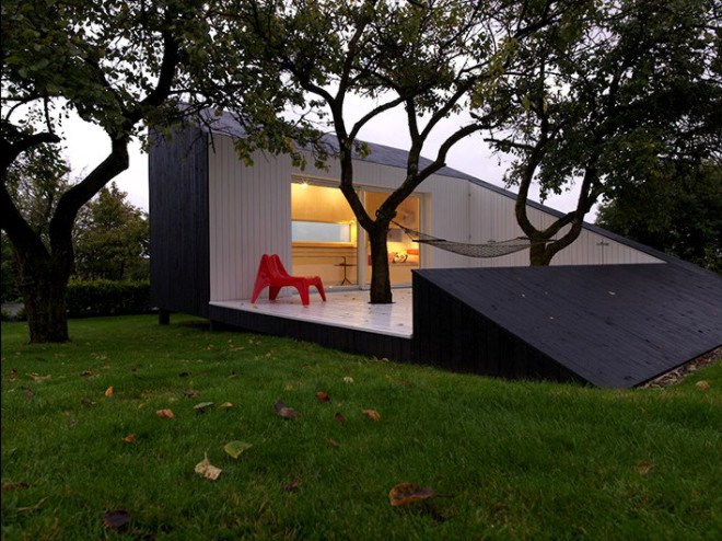 The Slice, Saunders Architecture, Todd Saunders, Norway, Scandinavian design, Canadian architect, tiny home, tiny cabin, minimalist, monochrome, backyard studio, deck, triangular building, triangle, guest house,
