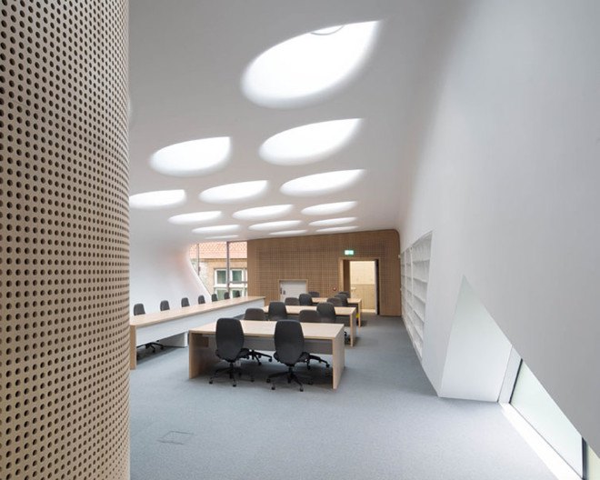 Zaha Hadid, Oxford, steel facade, reflective facade, stainless steel, Zaha Hadid Architects, reading room design, oak veneer, acoustic performance, green building, UK architecture, university campus