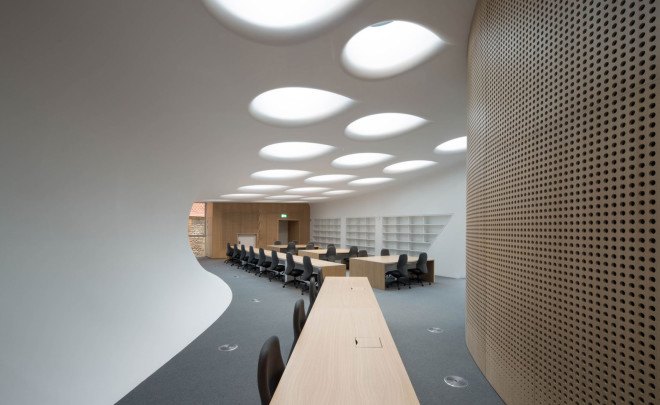Zaha Hadid, Oxford, steel facade, reflective facade, stainless steel, Zaha Hadid Architects, reading room design, oak veneer, acoustic performance, green building, UK architecture, university campus