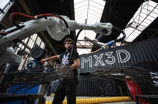 Joris Laarman, MX3D, Hejimans, Jurre van der Ven, Jan van de Ven, 3D printed bridge, 3d printed construction, 3d printed architecture, 3d printed metal, 3d printed steel bridge, 3d printed steel, minimized construction waste, energy efficiency, 3d printing bridge, 3d printed bridge amsterdam,