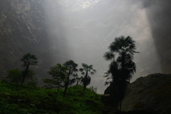 sinkhole, China sinkhole, Hubei sinkhole, karst landscape, karst, karst topography, limestone, Hubei, Xuanen county, limestone cavity, ecosystem, swallows, ferns,