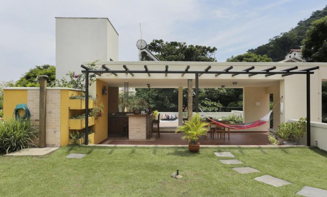 Camille Kurowsky, Brazil, green roof, green-roofed home, hot climate, energy efficient house, rustic house, ceramic tiles, outdoor barbeque, swimming pool, green terrace