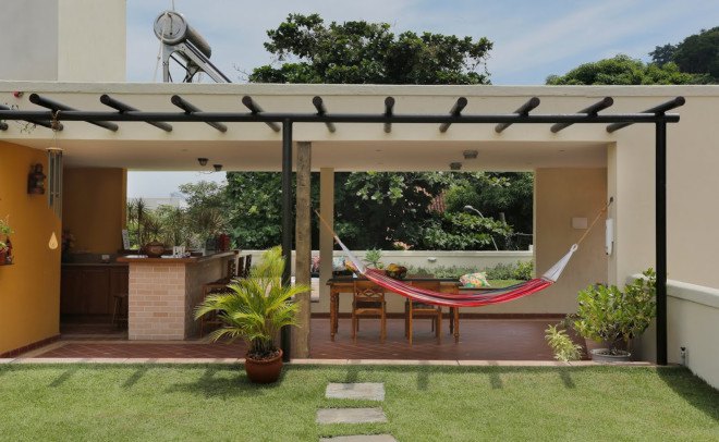 Camille Kurowsky, Brazil, green roof, green-roofed home, hot climate, energy efficient house, rustic house, ceramic tiles, outdoor barbeque, swimming pool, green terrace