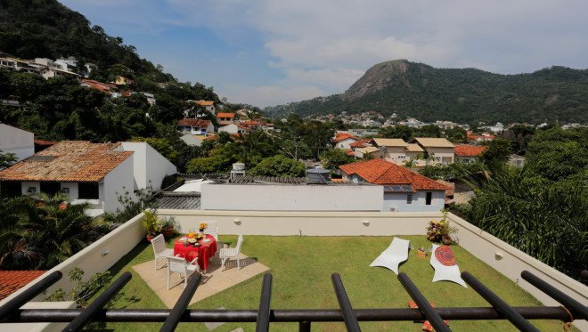 Camille Kurowsky, Brazil, green roof, green-roofed home, hot climate, energy efficient house, rustic house, ceramic tiles, outdoor barbeque, swimming pool, green terrace