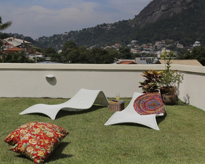 Camille Kurowsky, Brazil, green roof, green-roofed home, hot climate, energy efficient house, rustic house, ceramic tiles, outdoor barbeque, swimming pool, green terrace