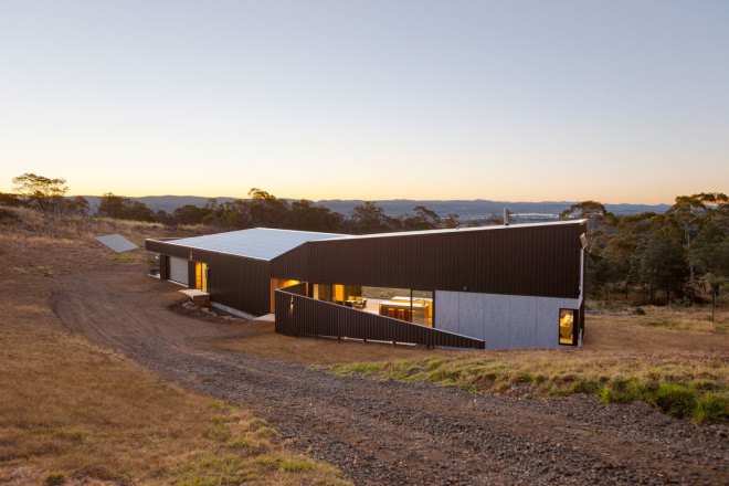 Valley House, Valley House by Philip M Dingemanse, Philip M Dingemanse, Tasmania, blackwood timber, Tasmanian timber, solar power, solar powered house, energy efficient architecture, double glazed windows, LEDs, heat pump technology, northern exposure, Launceston, natural ventilation, natural lighting