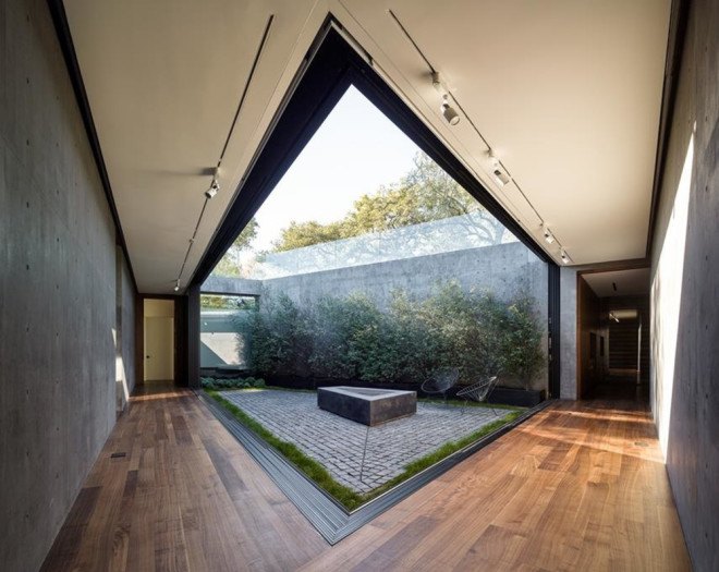 Oak Pass House, Walker Workshop, Southern California, California, hillside house, daylit home, glass facade, underground house, courtyard, concrete house, green architecture, luxurious villa