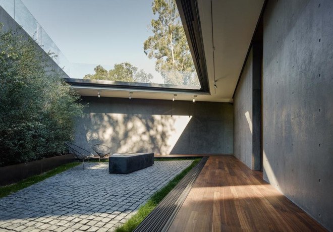 Oak Pass House, Walker Workshop, Southern California, California, hillside house, daylit home, glass facade, underground house, courtyard, concrete house, green architecture, luxurious villa