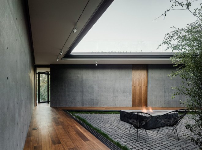 Oak Pass House, Walker Workshop, Southern California, California, hillside house, daylit home, glass facade, underground house, courtyard, concrete house, green architecture, luxurious villa