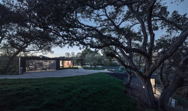 Oak Pass House, Walker Workshop, Southern California, California, hillside house, daylit home, glass facade, underground house, courtyard, concrete house, green architecture, luxurious villa