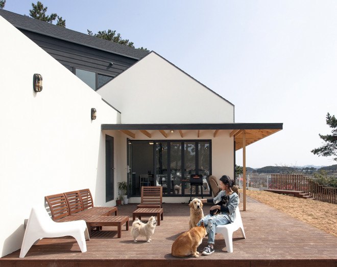 Bow-wow House, Bow-wow house by Design Band YOAP, Design Band YOAP, dog friendly house, dog friendly guesthouse, bow wow house south korea, south korea, south korea architecture, timber framed architecture, timber framed house, asphalt shingles, cement siding panels, dog guesthouse,
