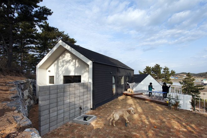 Bow-wow House, Bow-wow house by Design Band YOAP, Design Band YOAP, dog friendly house, dog friendly guesthouse, bow wow house south korea, south korea, south korea architecture, timber framed architecture, timber framed house, asphalt shingles, cement siding panels, dog guesthouse,