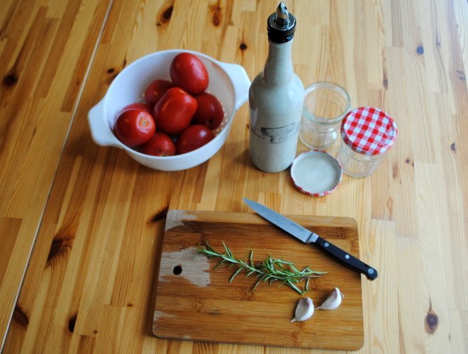 recipe, cooking, seasonal, tomato, confit, vegetable, DIY, kitchen, how to make tomato confit, tomato confit recipe, seasonal summer recipe, farmer's market recipe, DIY tomato confit