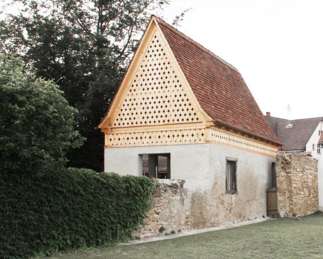 garden house, vécsey schmidt architekten, german architecture, german garden house, doris lasch, wooden attic, open attic, boundary wall, stone and wood architecture