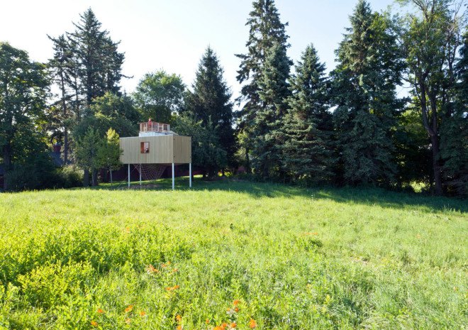 modern treehouse, sharon davis, elizabeth felicella, garrison new york treehouse, modern outdoor playhouse, treehouse with slides, treehouse with fire pole, treehouse with climbing net, treehouse playhouse, luxury treehouse