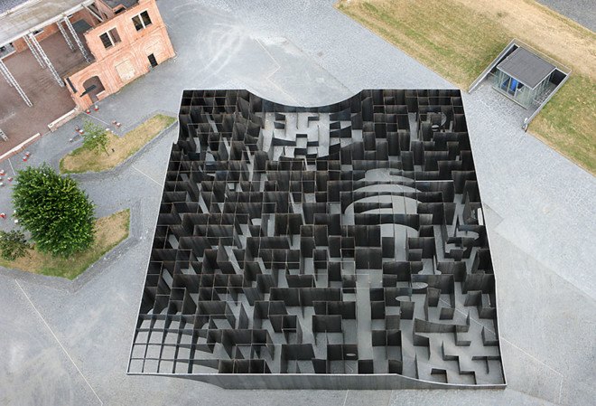 Gijs Van Vaerenbergh, Labyrint installation, steel walls, steel structure, art installation, Belgium, maze art, labyrinth art, green design