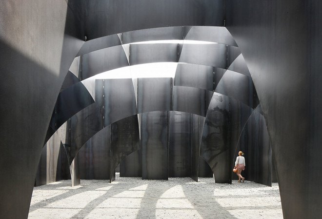 Gijs Van Vaerenbergh, Labyrint installation, steel walls, steel structure, art installation, Belgium, maze art, labyrinth art, green design