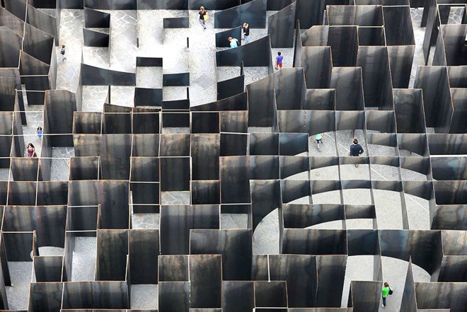 Gijs Van Vaerenbergh, Labyrint installation, steel walls, steel structure, art installation, Belgium, maze art, labyrinth art, green design