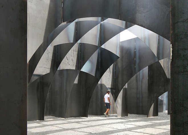 Gijs Van Vaerenbergh, Labyrint installation, steel walls, steel structure, art installation, Belgium, maze art, labyrinth art, green design