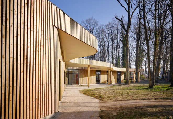 Briis-sous-Forges, MU Architecture, Archicop, Grégoire Dubreux, green roof, larch, timber clad, timber clad architecture, primary school, nature inspired architecture, green roof, battens of wood,