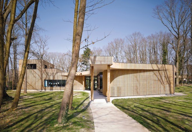 Briis-sous-Forges, MU Architecture, Archicop, Grégoire Dubreux, green roof, larch, timber clad, timber clad architecture, primary school, nature inspired architecture, green roof, battens of wood,