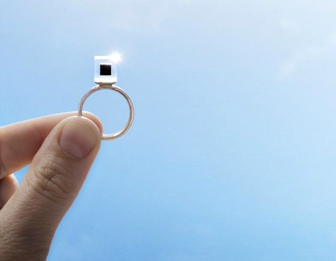 Studio Roosegaarde, Daan Roosegaarde, Smog Free Tower, largest smog vacuum in the world, Rotterdam smog vacuum, world's largest electronic vacuum, smog vacuum in Rotterdam, Smog Jewelry, Jewelry made from smog, jewelry made from pollution