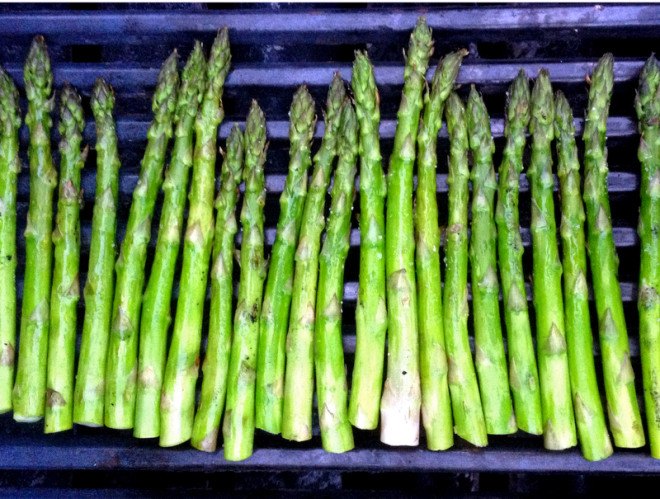 asparagus on a grill