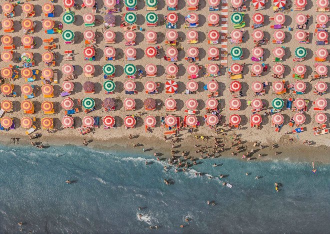 Bernhard Lang, photography, aerial images, aerial photography, beach, pictures of beaches from the air, Adria, Italian beaches photographed from the air, fine art photography, pattern, beach umbrella, Italy, overcrowding, overpopulation