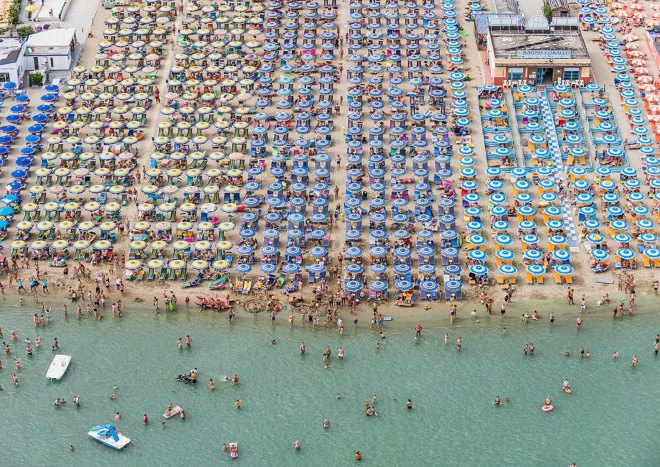 Bernhard Lang, photography, aerial images, aerial photography, beach, pictures of beaches from the air, Adria, Italian beaches photographed from the air, fine art photography, pattern, beach umbrella, Italy, overcrowding, overpopulation