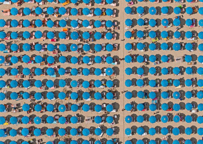 Bernhard Lang, photography, aerial images, aerial photography, beach, pictures of beaches from the air, Adria, Italian beaches photographed from the air, fine art photography, pattern, beach umbrella, Italy, overcrowding, overpopulation