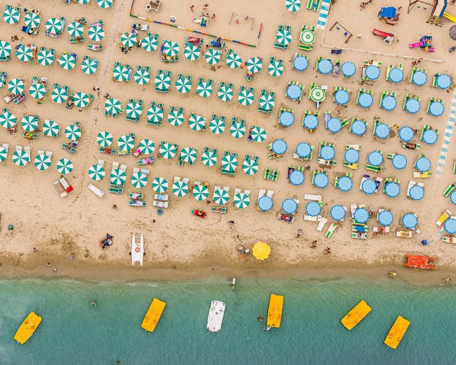 Bernhard Lang, photography, aerial images, aerial photography, beach, pictures of beaches from the air, Adria, Italian beaches photographed from the air, fine art photography, pattern, beach umbrella, Italy, overcrowding, overpopulation