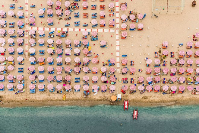 Bernhard Lang, photography, aerial images, aerial photography, beach, pictures of beaches from the air, Adria, Italian beaches photographed from the air, fine art photography, pattern, beach umbrella, Italy, overcrowding, overpopulation